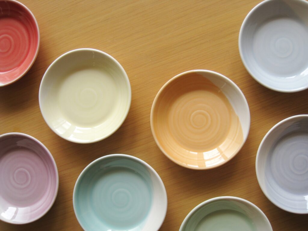 おやつを食べる分だけ出すのに使うカラフルな小皿